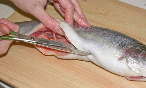 Atsargiai pjaustydami žuvį ant asmeninės pjaustymo lentos apsaugosite nuo parazitų užkrėtimo
