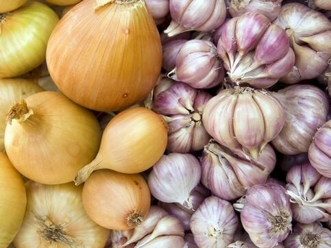 Česnakai ir svogūnai – namų gynimo priemonės nuo helminto užkrėtimo