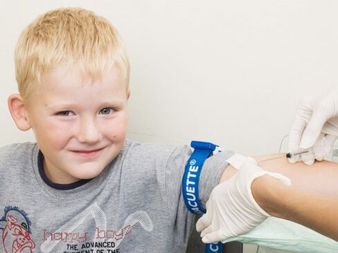 Įtarus užsikrėtimą parazitais vaikas duoda kraujo analizei